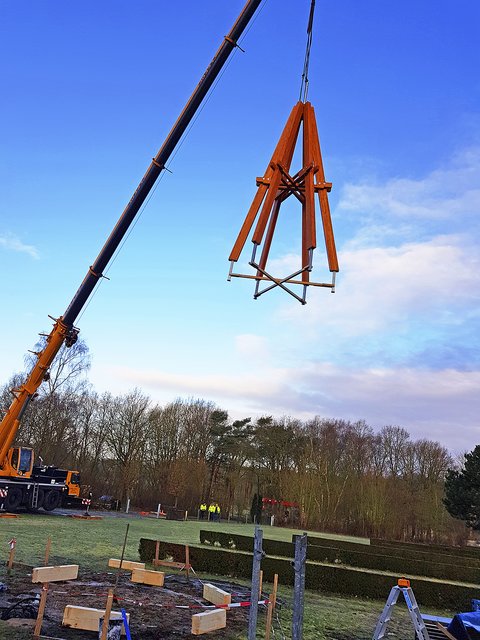 Der Glockenturm wird
aufgebaut | Foto: Hans-Dieter Stienen