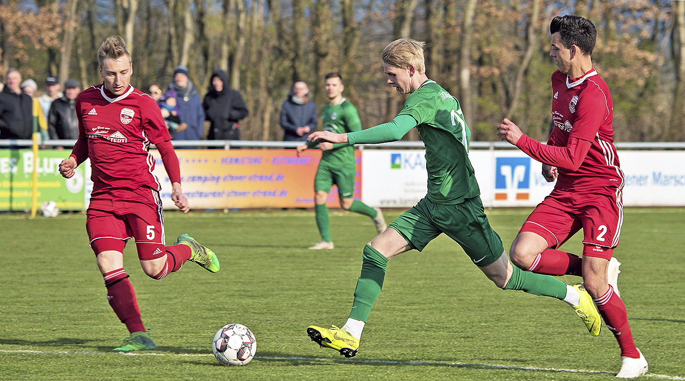 In dieser Szene behauptet der Elbmarscher Finn Stüven (Mitte) den Ball gegen Jannik Teege (li.) und Daniel-Fernando Diener (re.) von der SG Scharmbeck-Pattensen