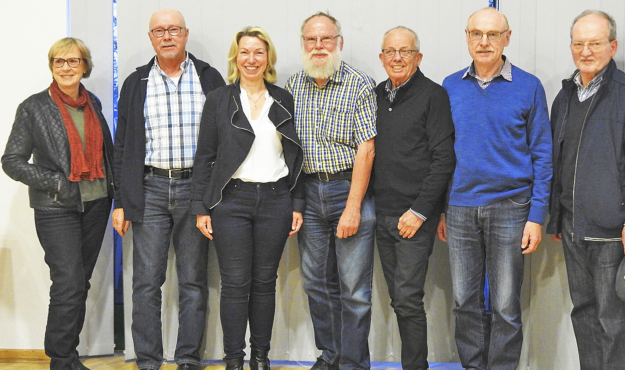 Der Vorstand der Bürgerinitiative gegen die Raststätte Elbmarsch (v. li.): Brigitte Arndt-Nagy
(Kassiererin), Günter Schwarz (stv. Vorsitzender), Angelika Gaertner (1. Vorsitzende),
Rainer Weseloh (stv. Vorsitzender), Horst Kosin (Beisitzer), Dr. Friedrich Lührs (Schriftführer) und
Axel Splittgerber (Kassenprüfer)