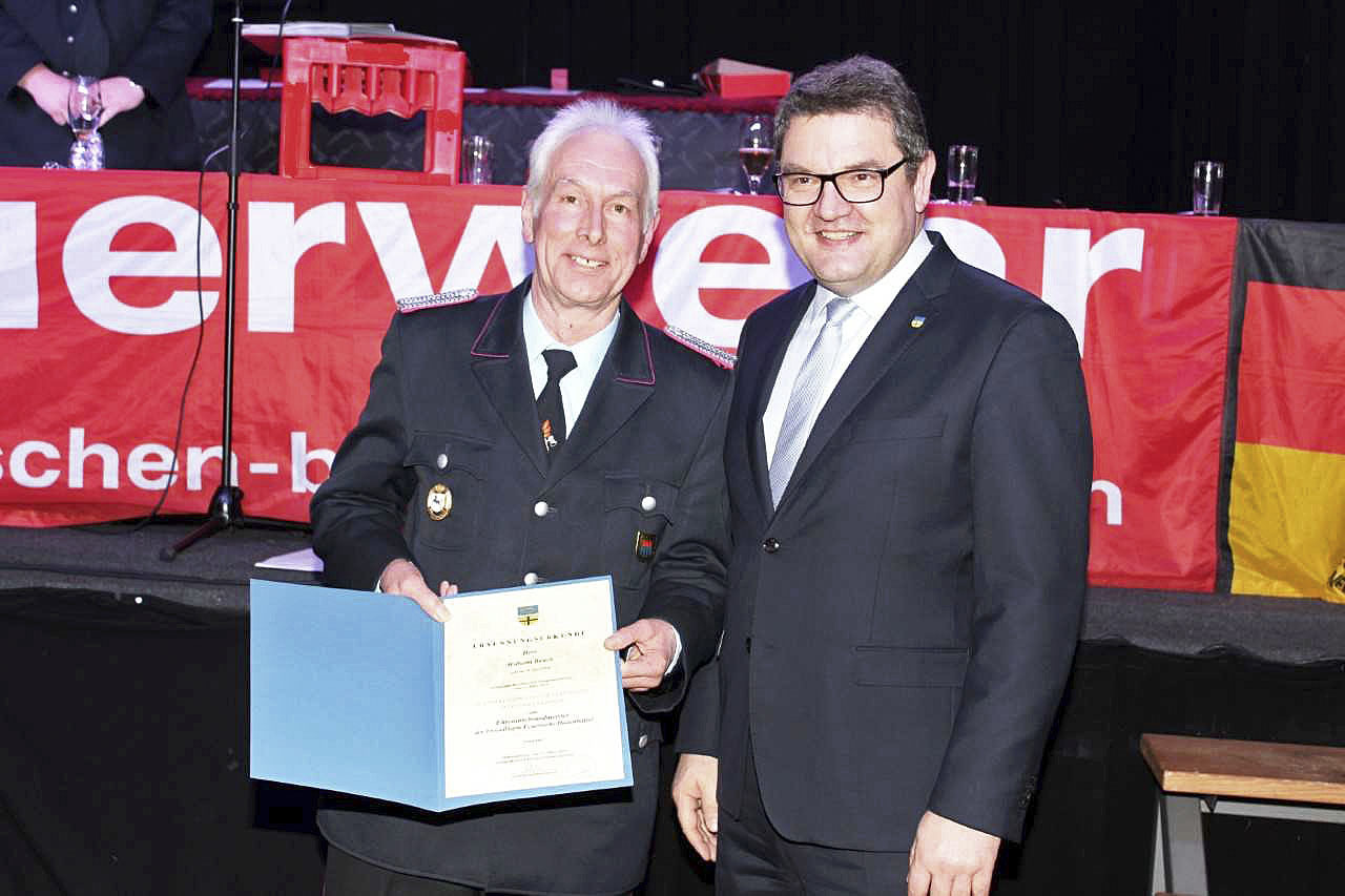 Wilhelm Buuck (li.) von der Feuerwehr Düdenbüttel wurde von Samtgemeindebürgermeister Holger Falcke zum Ehren-Ortsbrandmeister ernannt