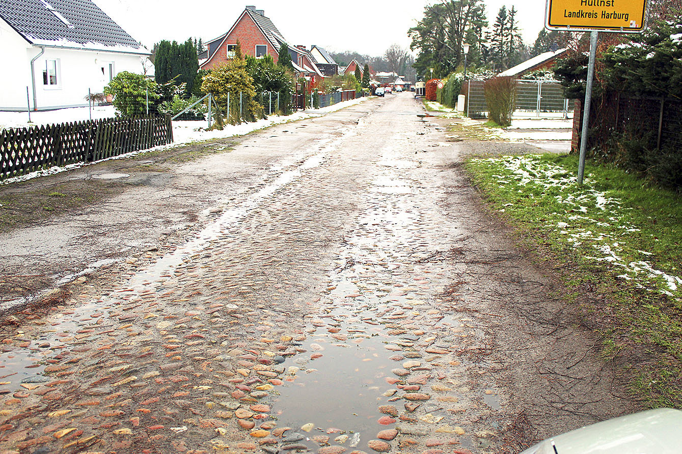 Der Wennerstorfer Weg: Besonders im Winter sammelt
sich das Wasser auf der Straße Foto: mi