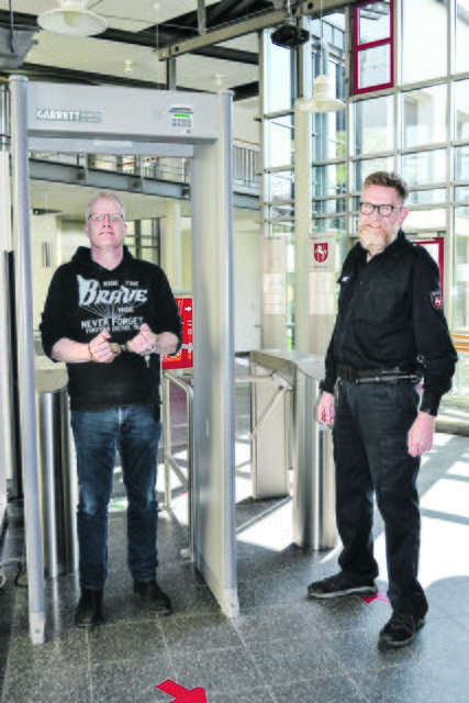 laus Nagoschewski (li.) ist nicht gefährlich, er ließ sich nur fürs WOCHENBLATT-Foto in Handschellen legen. Beim Besuch von Mitarbeitern der Lebenshilfe-Montage im Amtsgericht Tostedt führte Wachtmeister Heiner Schiffmann auch durch die Einlasskontrolle