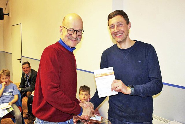 Sportabzeichenverleihung: Jubilar Hans-Joachim Kanefendt (li.) und Abzeichenprüfer Tade-Bo Tadsen