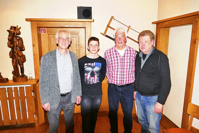 TuS-Nenndorf-Vorsitzender Gert Huwald (li.) und sein Stellvertreter Wolfgang Böhrs (re.) mit den Geehrten Dominik Klar (2. v. li.) und Hans-Hermann König