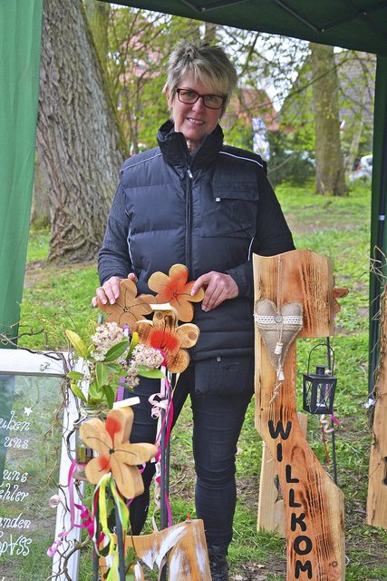 Ingrid Allers fertigt Produkte aus Holz an