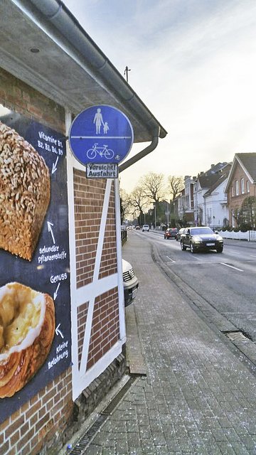 In Stade ist die Verkehrsführung für Radler häufig sehr problematisch - wie hier an der Harsefelder Straße  Foto: Christian Ückert