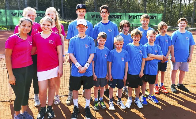 Die Tennis-Kids präsentierten stolz
ihre neuen Trikots