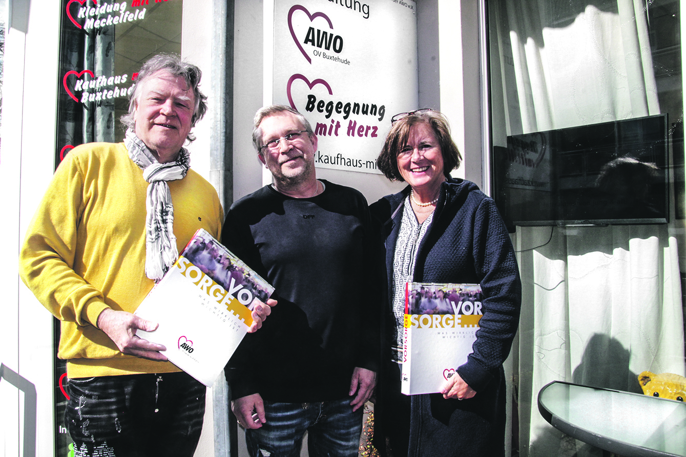 Bodo Klages, Volker Schulz und Anette Olszewski (v.li) bieten Infos zur Bestattungsvorsorge Foto: tk