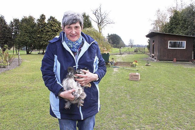 Irene Koppelmann (hier mit einigen ihrer Perlhühner) ist
Tierfreundin mit Leib und Seele