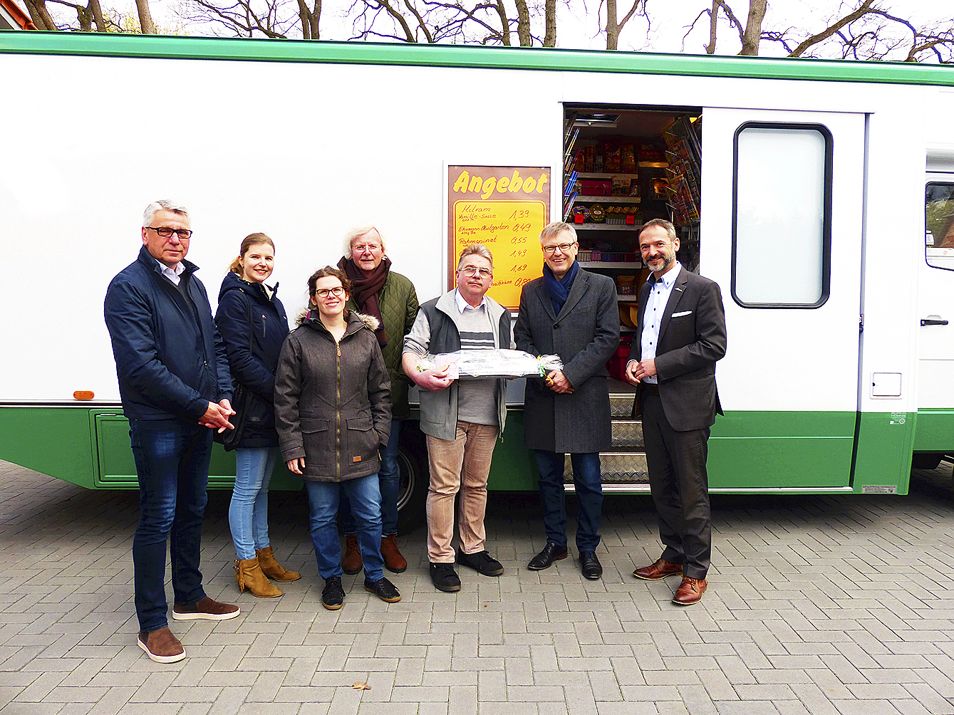 Über das neue Tante-Emma-Mobil freuen sich Vertreter
der Gemeinden und Naturpark-Regionen