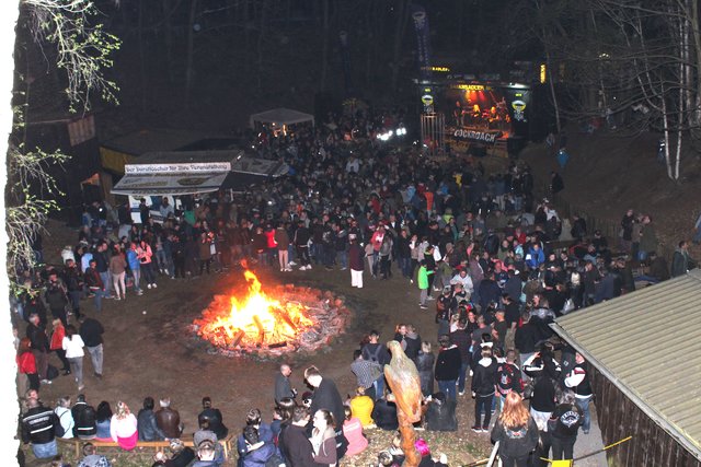 Bei Live-Musik von "Cockroach" feierten zahlreiche Besucher beim Osterfeuer der Satansadler