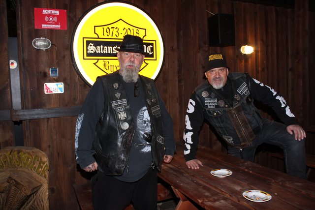 Die Satansadler Frank (li.) und Otto hatten vom Clubhaus den besten Blick auf die heiße Party