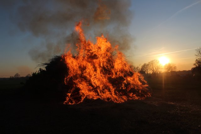 Im Landkreis brannten zum Sonnenuntergang viele Feuer. Aufgrund der Trockenheit musste aber z.B. in Groß Sterneberg das Feuer aus bleiben. Bratwurst und Getränke wurden aber trotzdem ausgeschenkt.