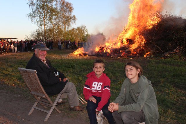Etwas gemütlicher als bei den Satansadlern ging es beim Osterfeuer in Dollern zu. Ulrich Hartmann aus Neu Wulmstorf besuchte seine Enkel Tim (li.) und Félix Feeder und genoss den Blick aufs Feuer ganz bequem vom Klappstuhl
