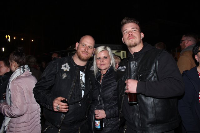 Steve (v.li.), Sonja und David kamen mit dem Motorrad extra aus Paderborn, um bei den Satansadlern zu feiern