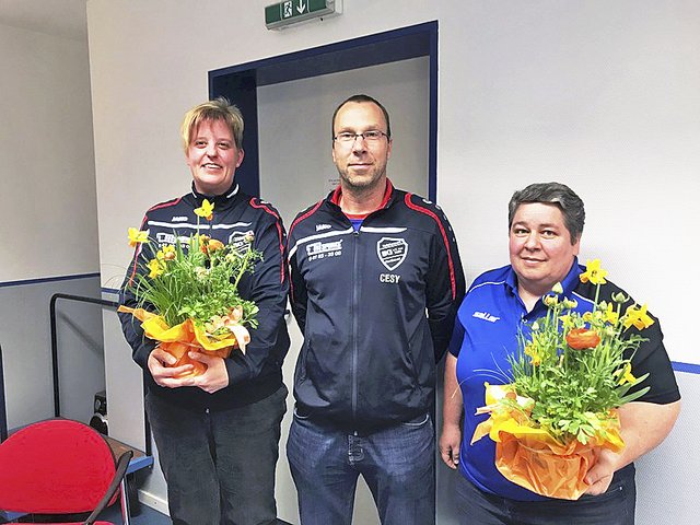Erhielten Präsente als Dank für ihr Engagement (v. li.): Marion Donner, Christian
Lexau und Meriam Bostelmann