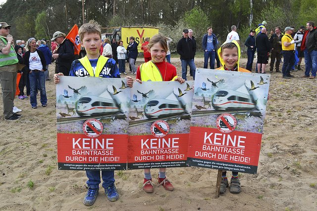 Demonstrierten geschlossen gegen eine Bahntrasse durch die Heide, die Geschwister (v. li.): Hendrik (10), Friederike (9) und Christian (7) aus Asendorf