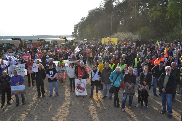 Was als "harmlose" Presseeinladung des Lüneburger Oberbürgermeisters Ulrich Mädge und des Lüneburger Bundestagsabgeordneten Eckhard Pols deklariert war, gipfelte am Dienstag in Evendorf in lautstarkem Protest von rund 500 Y-Trassen-Gegnern