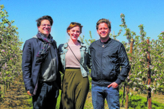 Sie bringen den Bestseller "Altes Land" auf die Leinwand: die Produzenten Benjamin Benedict (li.) und Matthias Adler und die Producerin Sinah Swyter | Foto: ab