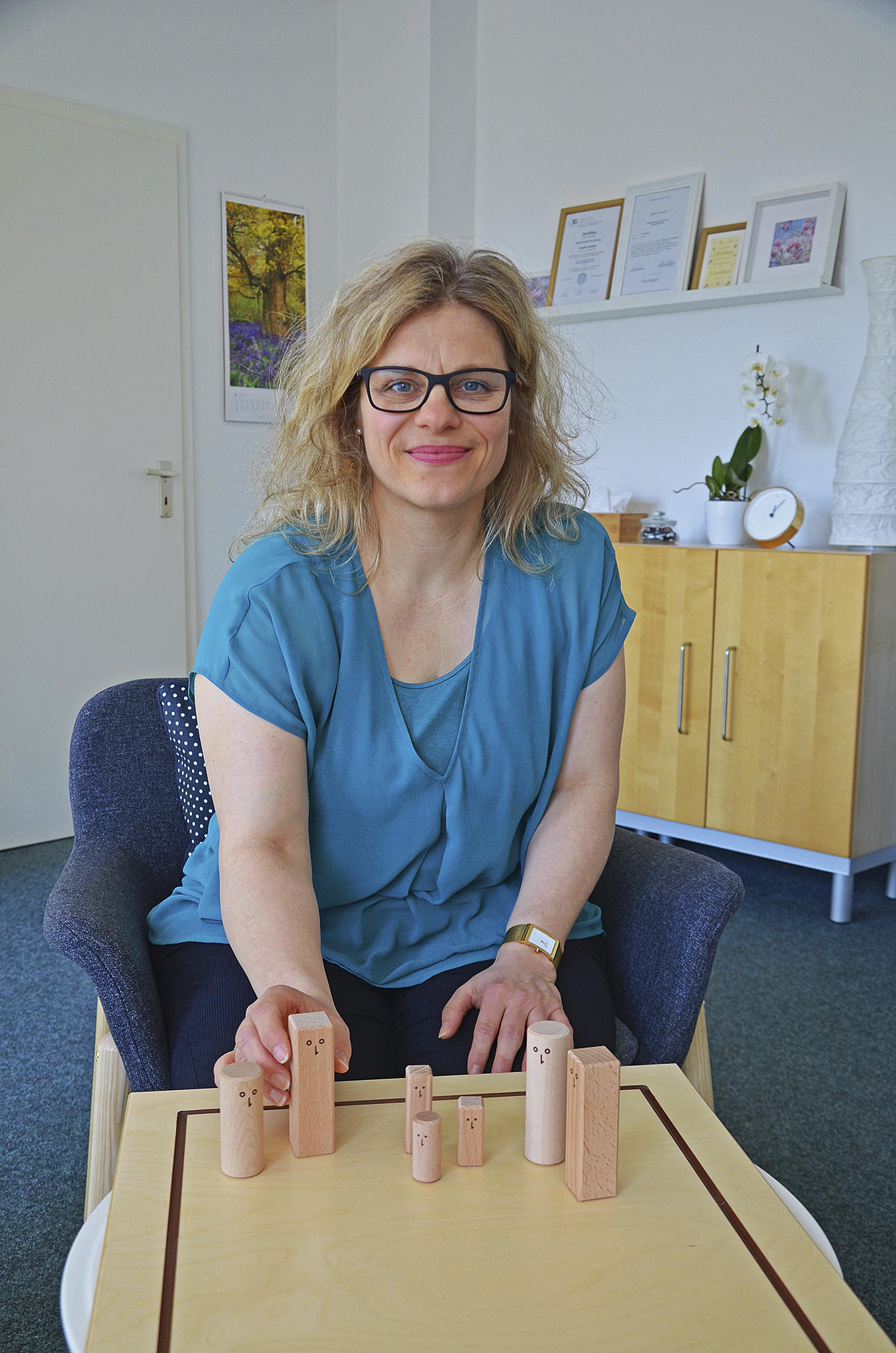 Claudia Hanken am "Familienbrett",
das bei der Beratung eingesetzt wird