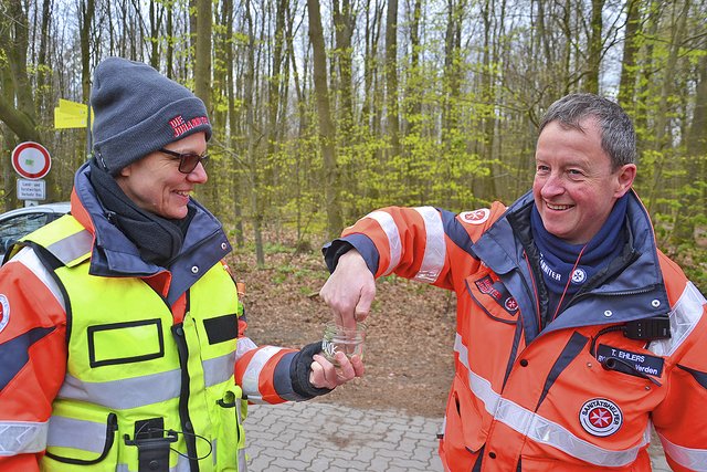 Einmal berühren reicht: Monique Martin nimmt eine
Geruchsprobe von Thomas Ehlers für das Mantrailing | Foto: sc