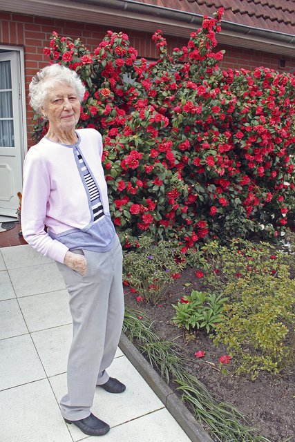 Ihre riesigen knallroten Kamelien liebt Rita Westphal sehr Foto: jab