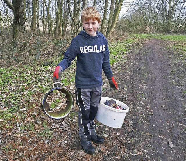 Felix (11) hilft fleißig mit, die Metallteile einzusammeln