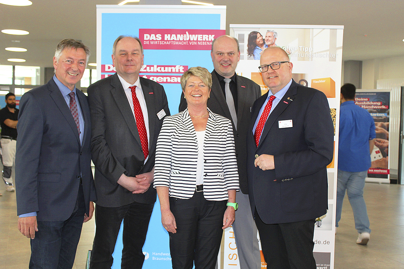 Freuten sich über hohe Besucherzahlen auf der Ausbildungsbörse für das Handwerk (v.li.): Friedhelm Keiser (Jobcenter), Detlef Böckmann (Kreishandwerkerschaft), Dagmar Froelich (Agentur für Arbeit), Jürgen Knoll (TZH) und Jörg Klintworth (Kreishandwerksmeister)