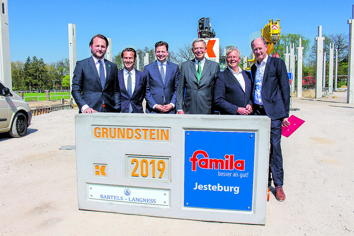 Setzten den Grundstein für den "Famila"-Markt in Jesteburg (v. li.): Stephan Karstens (Bauunternehmer), Christian Lahrtz ("Famila"-Geschäftsführer), Fritz Philip Langness ("Famila"-Geschäftsführer), Hermann Langness (geschäftsführender Gesellschafter Bartels-Langness), Udo Heitmann (Jesteburger Bürgermeister) und Hans-Heinrich Höper (Samtgmeinde-Bürgermeister)
