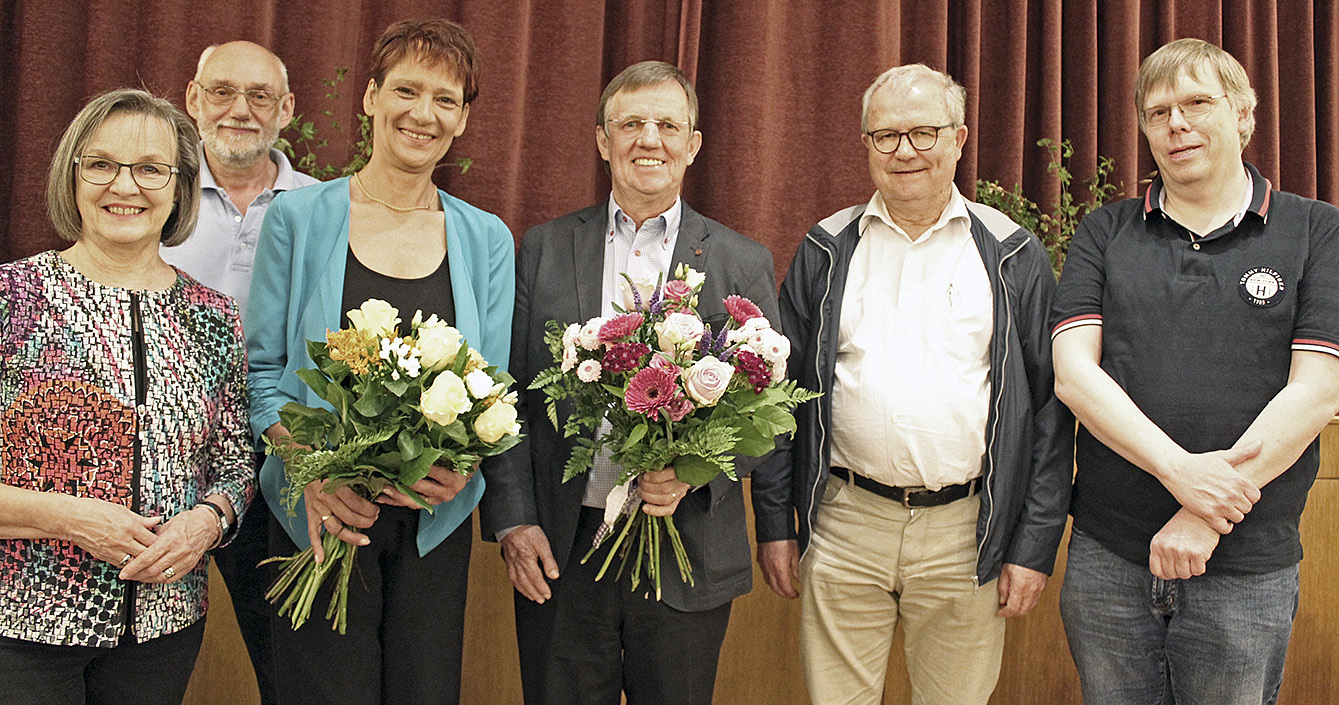 Manuela Mahnke (SPD, 3. v. li.) stellte sich kürzlich den Fragen der Bürger. Organisiert hatten die Veranstaltung Dr. Karin Siedler-Thul (SPD, v. li.), Peter Löwel (Grüne), Rolf Suhr (CDU, 5. v. li.) und Jan Klindworth (FWG, re.). Durch den Abend führte Gerhard Brandt (4. v. li.)