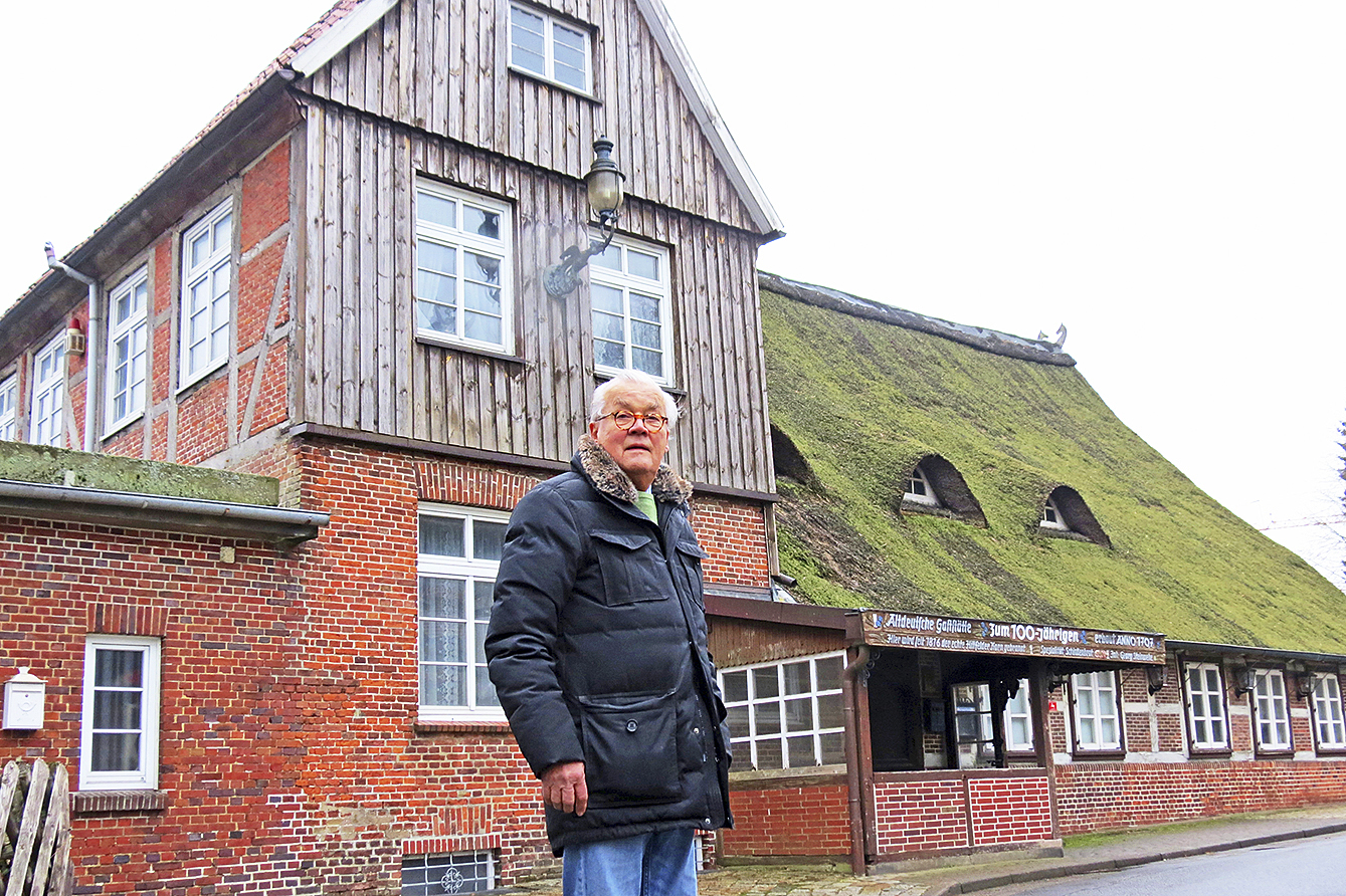 Hittfelds Ortsbürgermeister Thomas Fey steht vor dem leerstehenden Gasthaus "Zum Hundertjährigen"