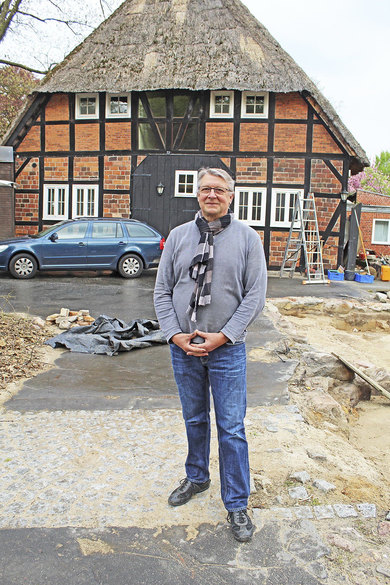 Will das Fachwerkhaus in einen Biergarten einbeziehen: Grundstücksbesitzer und Gastronom Jörg Hansen Fotos: ce