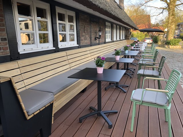 Rechtzeitig zur großen Eröffnungsfeier ist die neue Terrasse fertig
