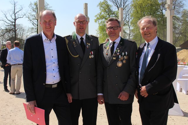 Samtgemeinde-Bürgermeister Hans-Heinrich Höper (v. li.) gratulierte gemeinsam mit den Schützen Torsten Lange und Norbert Viedt "Famila"-Seniorchef Jochen Lahrtz zur Grundsteinlegung