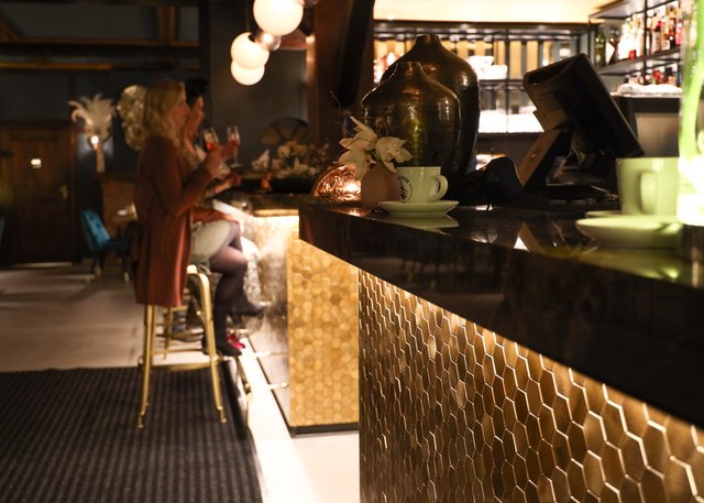 Ein besonderer Hingucker ist die goldene Bar. Dort sollen regelmäßig DJs und Musiker für Atmosphäre sorgen