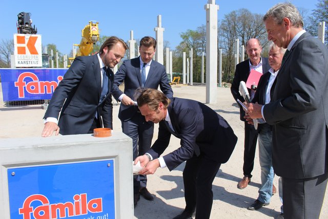 Die Stimmung hätte nicht besser sein können: Nach fast acht Jahren Diskussion feierte "Famila" am Mittwoch die Grundsteinlegung eines neuen Warenhauses in Jesteburg. Geschäftsführer Christian Lahrtz (Mitte) befüllte den Grundstein mit einer aktuellen Ausgabe des WOCHENBLATT. Anwesend waren auch Stephan Karstens (Bauunternehmer, v. li.) Fritz Philip Langness ("Famila"-Geschäftsführer), Hans-Heinrich Höper (Samtgmeinde-Bürgermeister), Udo Heitmann (Bürgermeister) und  Hermann Langness (geschäftsführender Gesellschafter Bartels-Langness).
