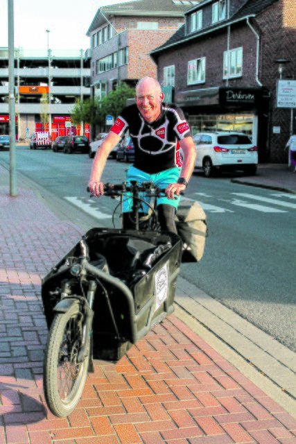 Geschafft: Nach rund 1.000 Kilometern beendet Lars Felten die "Schokofahrt" in Bucholz. Im Gepäck hat er kostbare Fracht: Komplett emissionsfrei transportierte und fair gehandelte Schokolade