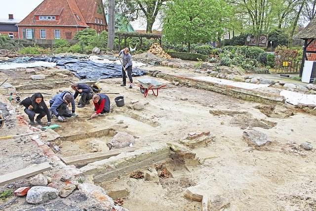 Auf dem "Josthof"-Gelände: ein Team des Archäologischen
Museums Hamburg sucht nach historischen Schätzen