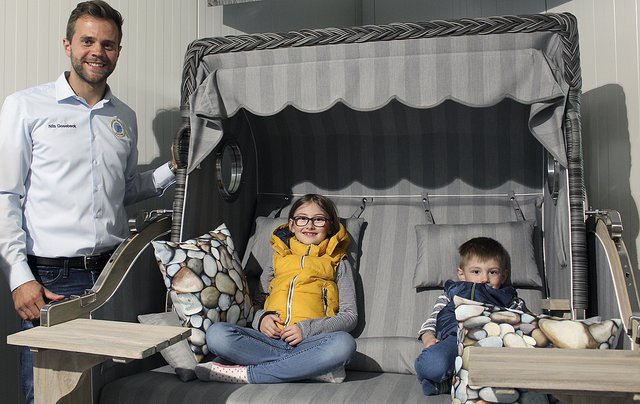 Nils Gosebeck zeigt Emma und Henry den Verkaufsschlager von Strandkorbprofi | Foto: ab