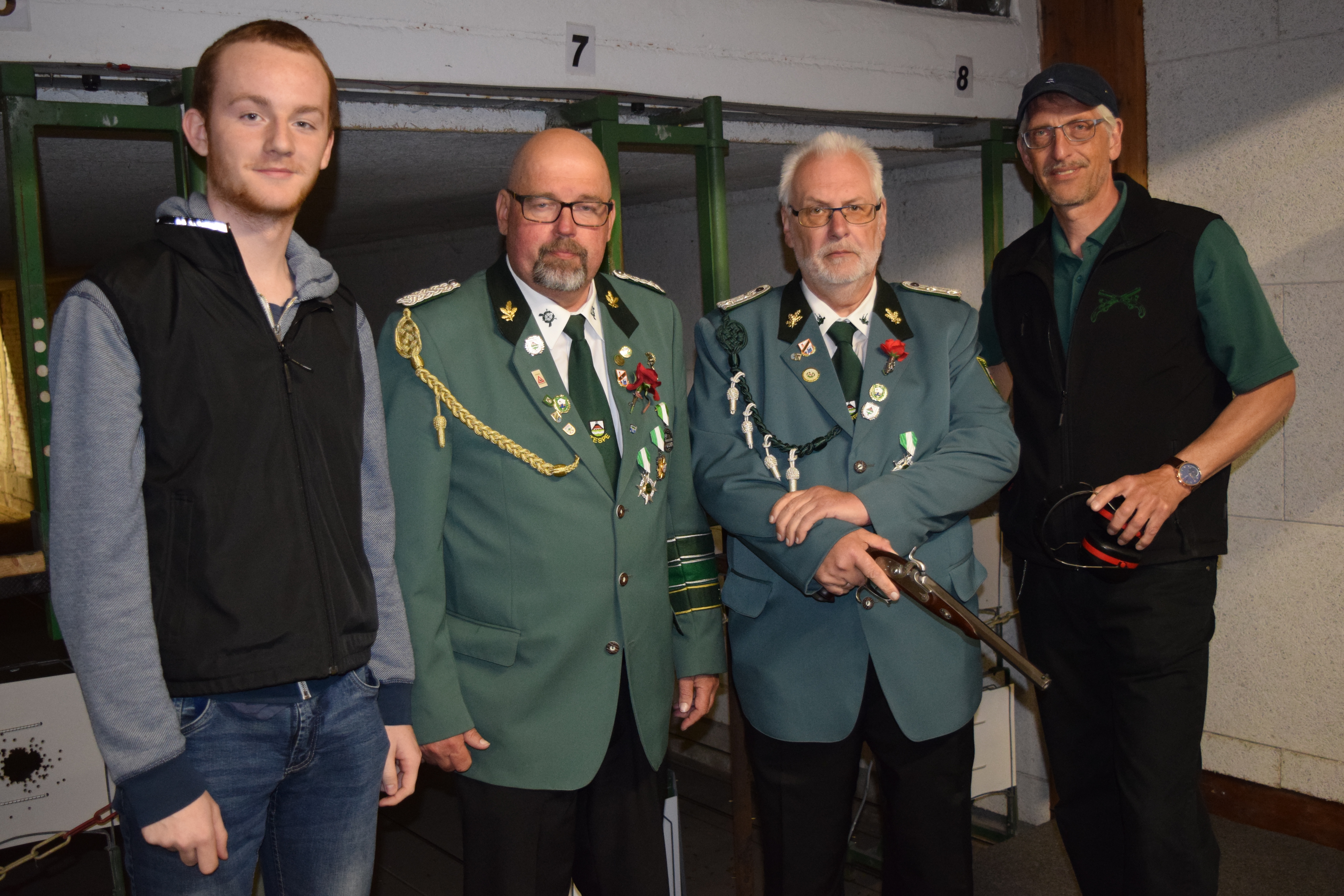Der neue Tesper Jugensportleiter Malte Zens und Kommandeur Joachim Meyer mit seinen Vereinkollegen Reno Hoppe und Ole Schick (v. li.)