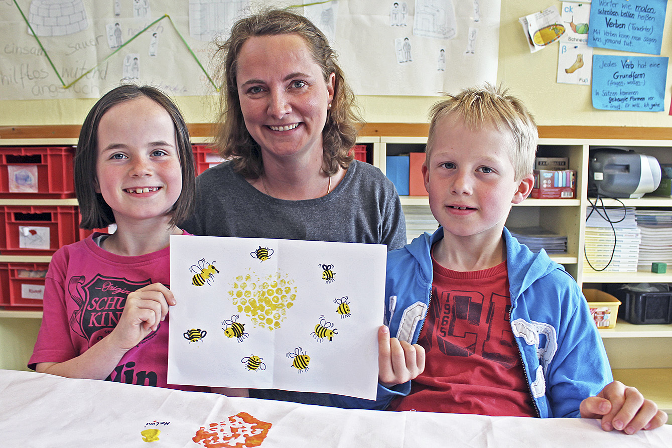 Ein Fest im Zeichen der Biene mit malen, basteln und buddeln: Grundschullehrerin Janna Ahrendt mit den Zwillingen Carolin und Julian