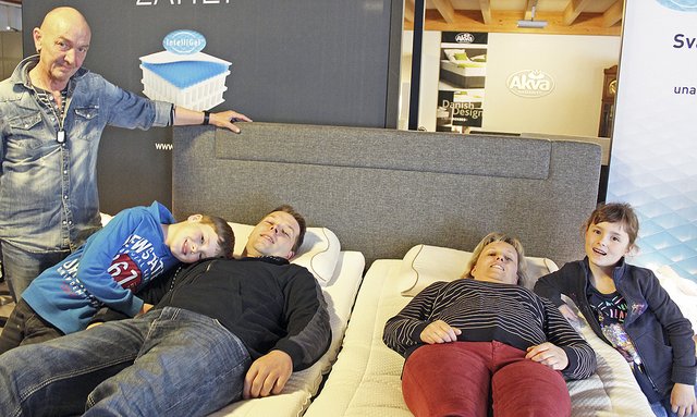 A&amp;S Wasserbetten-Berater Guido Enghusen zeigt Familie Griemsmann das Zense Bett der Marke Svane | Foto: ab