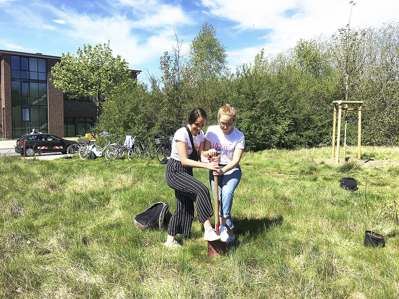 Lisa und Amelie von "Fridays for Future" hoben ein Pflanzloch aus