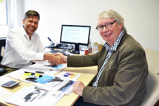 Bürgermeister Reinhard Riepshoff (re.) gehörte zu den Ersten, die bei Marco Lohmann den Vertrag für die Mitgliedschaft beim Car-Sharing-Modell "Dörps-Mobil" unterzeichnete