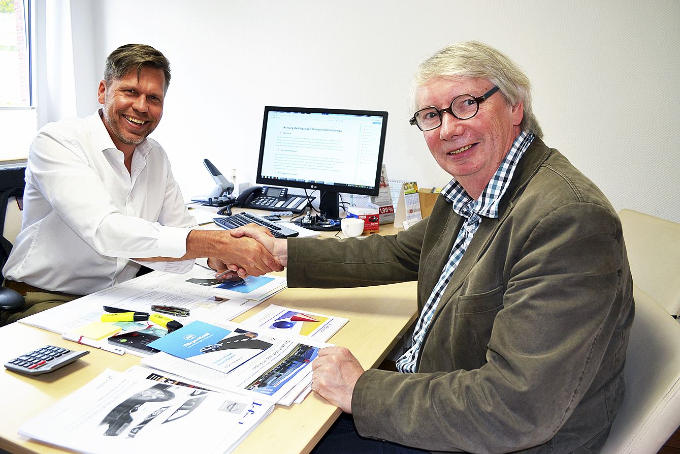 Bürgermeister Reinhard Riepshoff (re.) gehörte zu den Ersten, die bei Marco Lohmann den Vertrag für die Mitgliedschaft beim Car-Sharing-Modell "Dörps-Mobil" unterzeichnete
