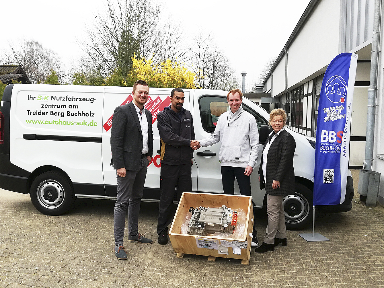Bei der Übergabe des Elektromotors: (v. li.) Stefan Albers (Verkaufsleiter Renault S+K), Daniel Sarpong (Auszubildender Kfz-Mechatronik S+K), BBS-Fachlehrer Lars Kurock und Schulleiterin Kirsten Buchmann
