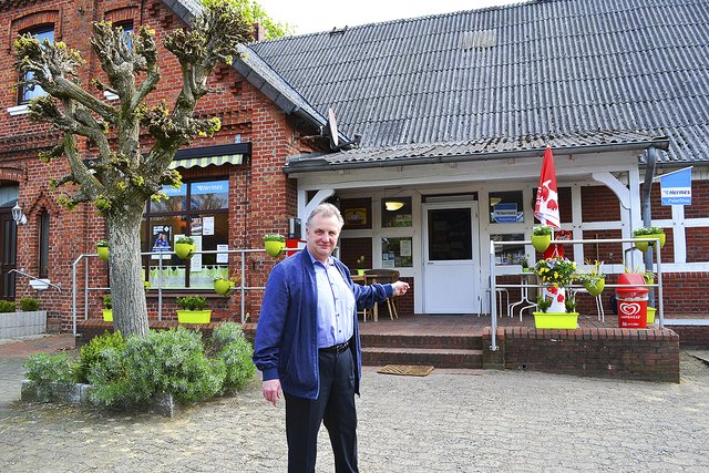 Arno Westerwick lädt zum Besuch des Dorfladens und zur Feier ein