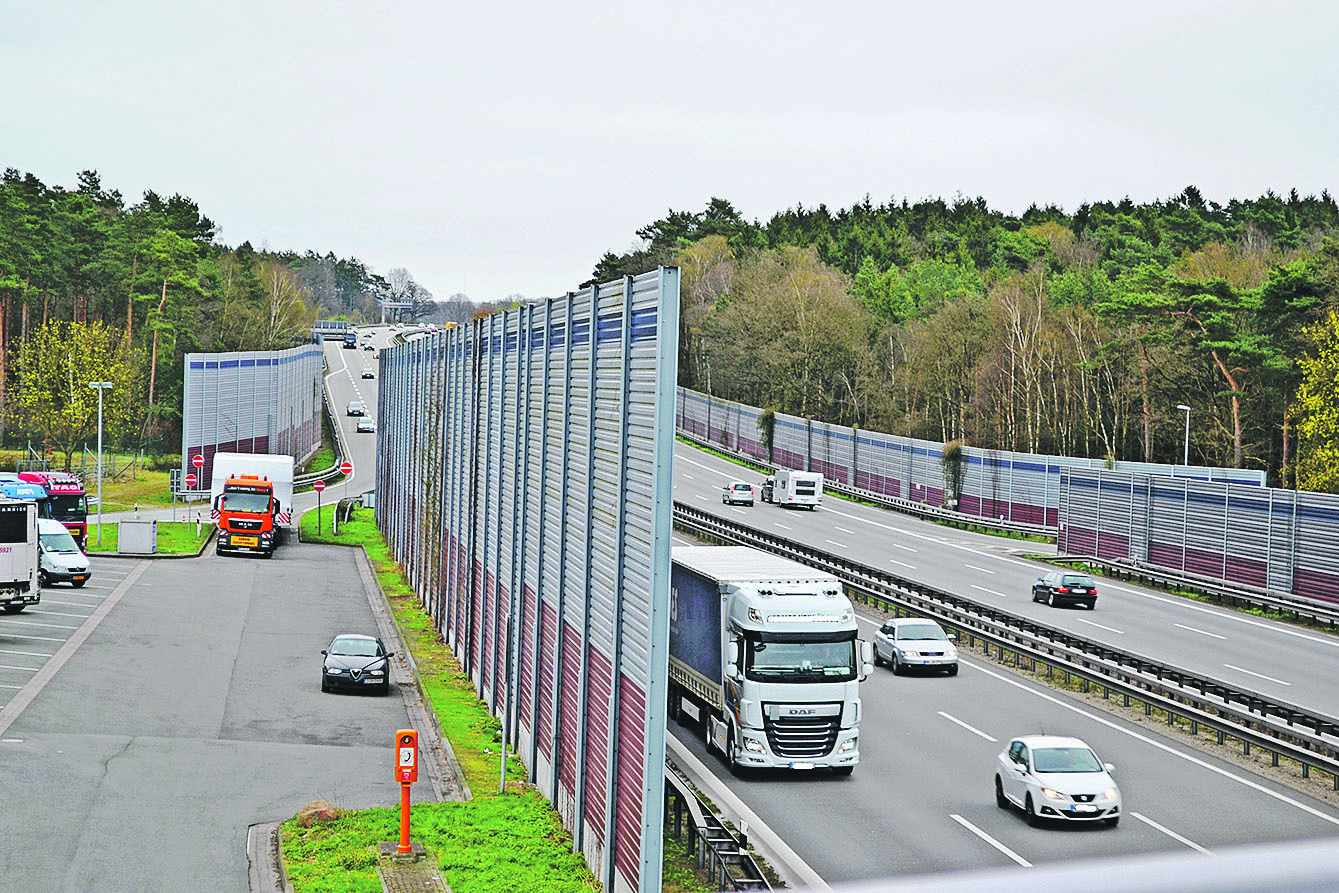 Viele Anwohner in Hollenstedt fordern einen besseren Lärmschutz an der A1 - hier zu sehen:
die dünnen Lärmschutzwände in Höhe der Raststätte
