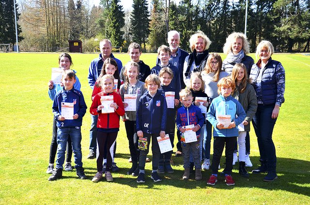 Diese jungen Sportler haben ihr Abzeichen erhalten. Gratuliert wurde vom Vorstand der Turnerschaft Westerhof und Andrea Peters (re.), Koordinatorin des Sportprojektes Rosengarten