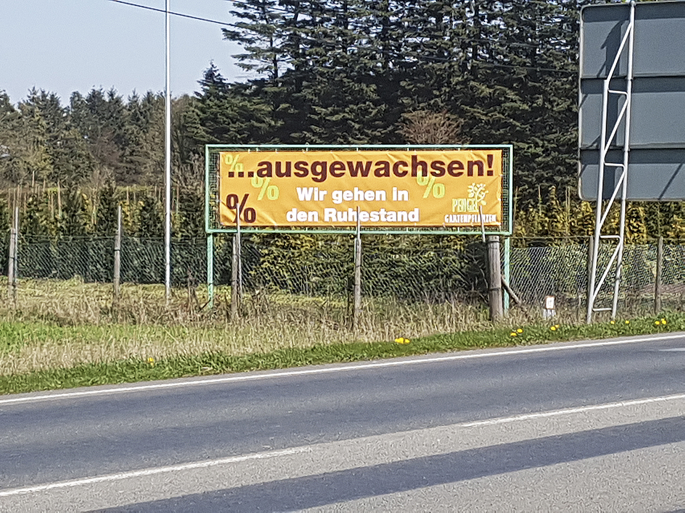 Mit zwei großen Tafeln an der B75 ...